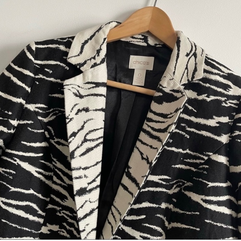 Chico’s Black & White Zebra Printed Jacket Size 1/Medium - Picture 3 of 4